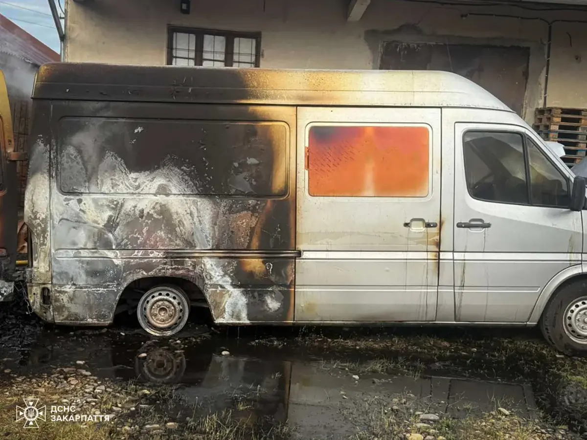 У Виноградові на стоянці загорілися два Mercedes Sprinter