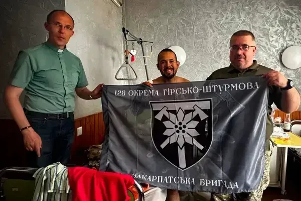Підтримка на відновленні: військовим у реабілітації вручили символи 128-ї Закарпатської бригади