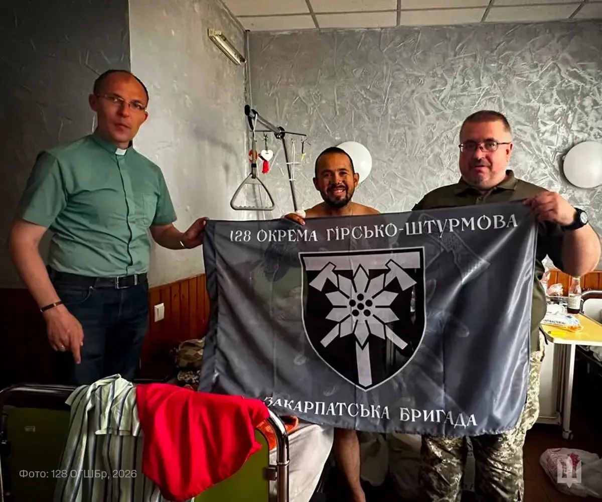Підтримка на відновленні: військовим у реабілітації вручили символи 128-ї Закарпатської бригади