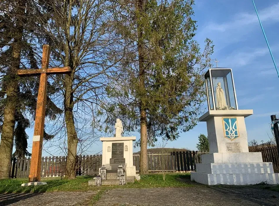 Меморіал «Борцям за волю України» у с. Гологори Золочівського р-ну Львівської обл.