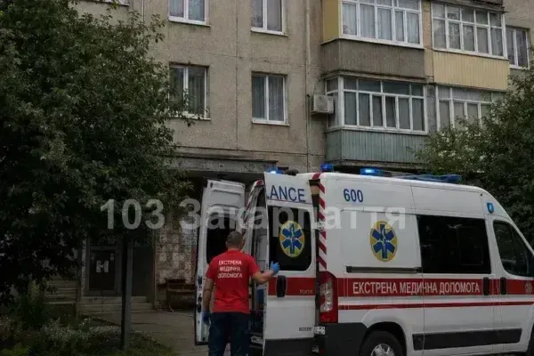 У Берегові чоловік вистрибнув з третього поверху: його госпіталізували