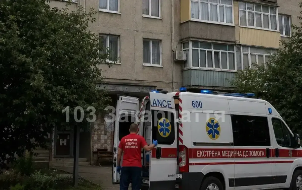 У Берегові чоловік вистрибнув з третього поверху: його госпіталізували