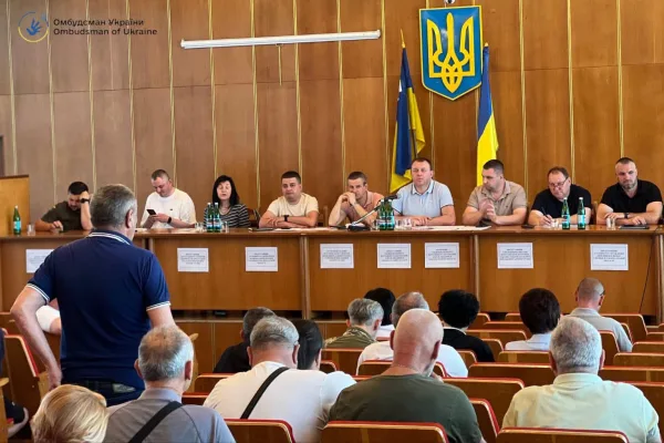 люди, зал, трибуна, прапори
