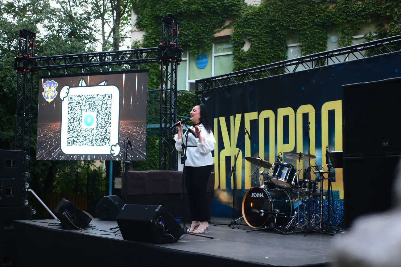 В Ужгороді під звуки джазу збирали кошти на порятунок 7-річного сина захисника
