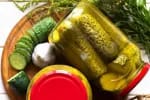 Яскрава закуска з огірків і куркуми на зиму з користю для здоров’я