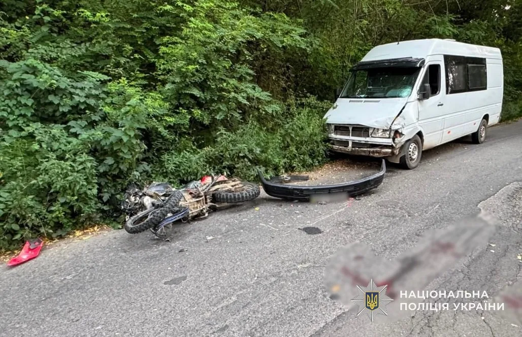 На Тячівщині 17-річний мотоцикліст без прав врізався в мікроавтобус