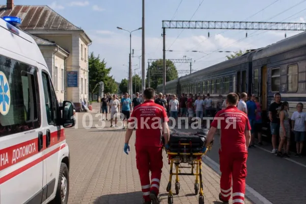 На Виноградівщині жінка з 9-річним сином вистрибнули з поїзда під час руху