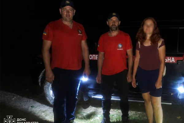 Заблукала в темряві: на Тячівщині рятувальники знайшли 36-річну туристку