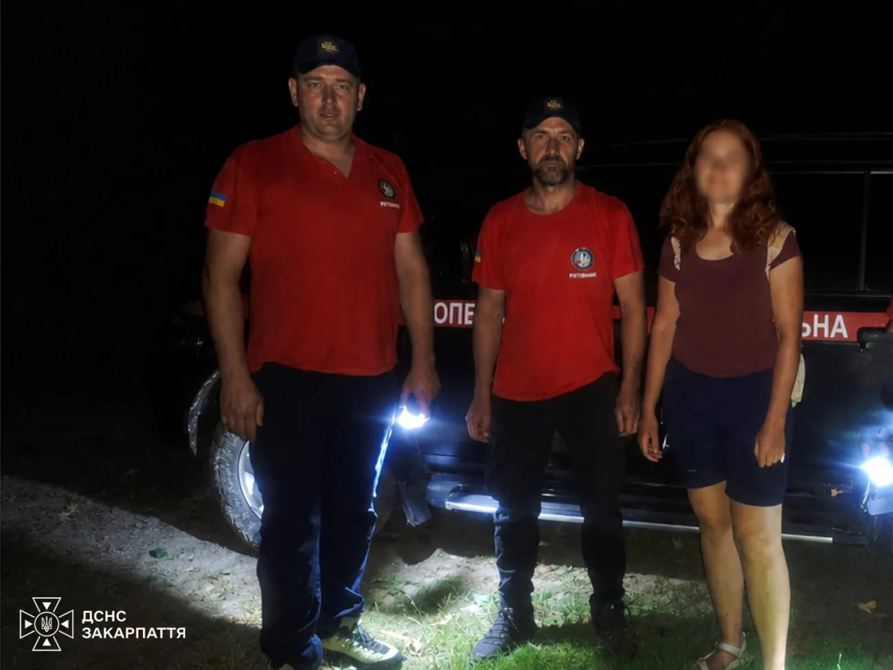 Заблукала в темряві: на Тячівщині рятувальники знайшли 36-річну туристку