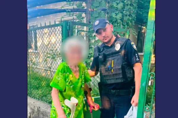 В Ужгороді патрульні допомогли літній жінці, яка загубилася та не могла самостійно дістатися додому