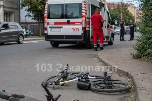 В Ужгороді 18-річна дівчина на самокаті зіткнулася з велосипедистом