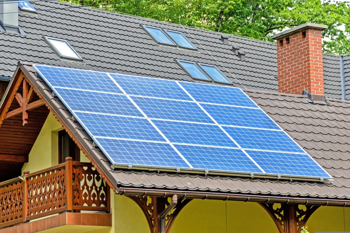 Інвертори 12V, 24V та 48V: як розрахувати необхідну потужність і ємність акумуляторів