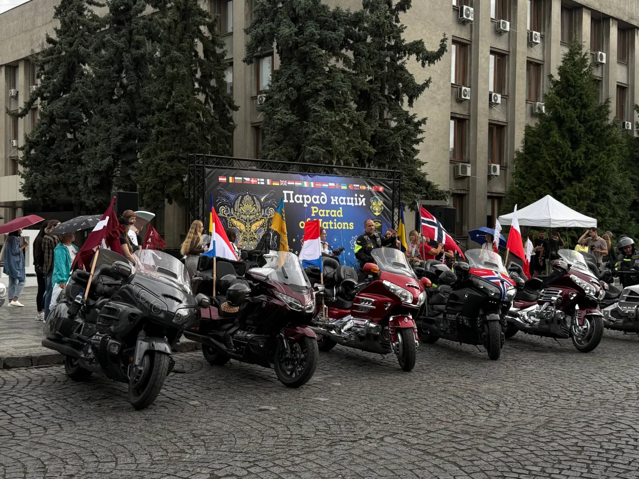 Мотоколона, прапори 26 країн і підтримка України: як пройшов Gold Wing Ukraine в Ужгороді