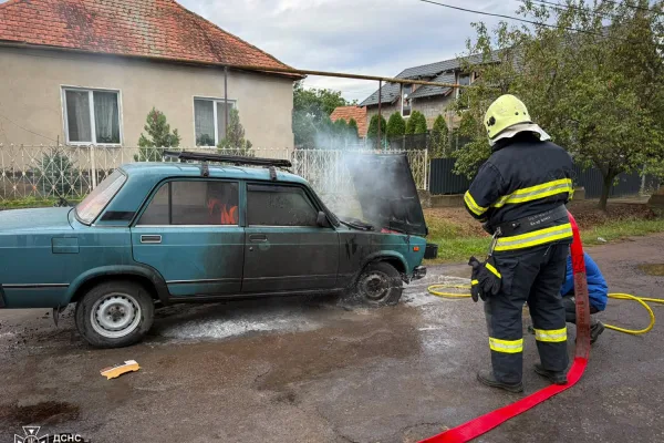 На Ужгородщині загорівся ВАЗ: рятувальники не допустили знищення автомобіля
