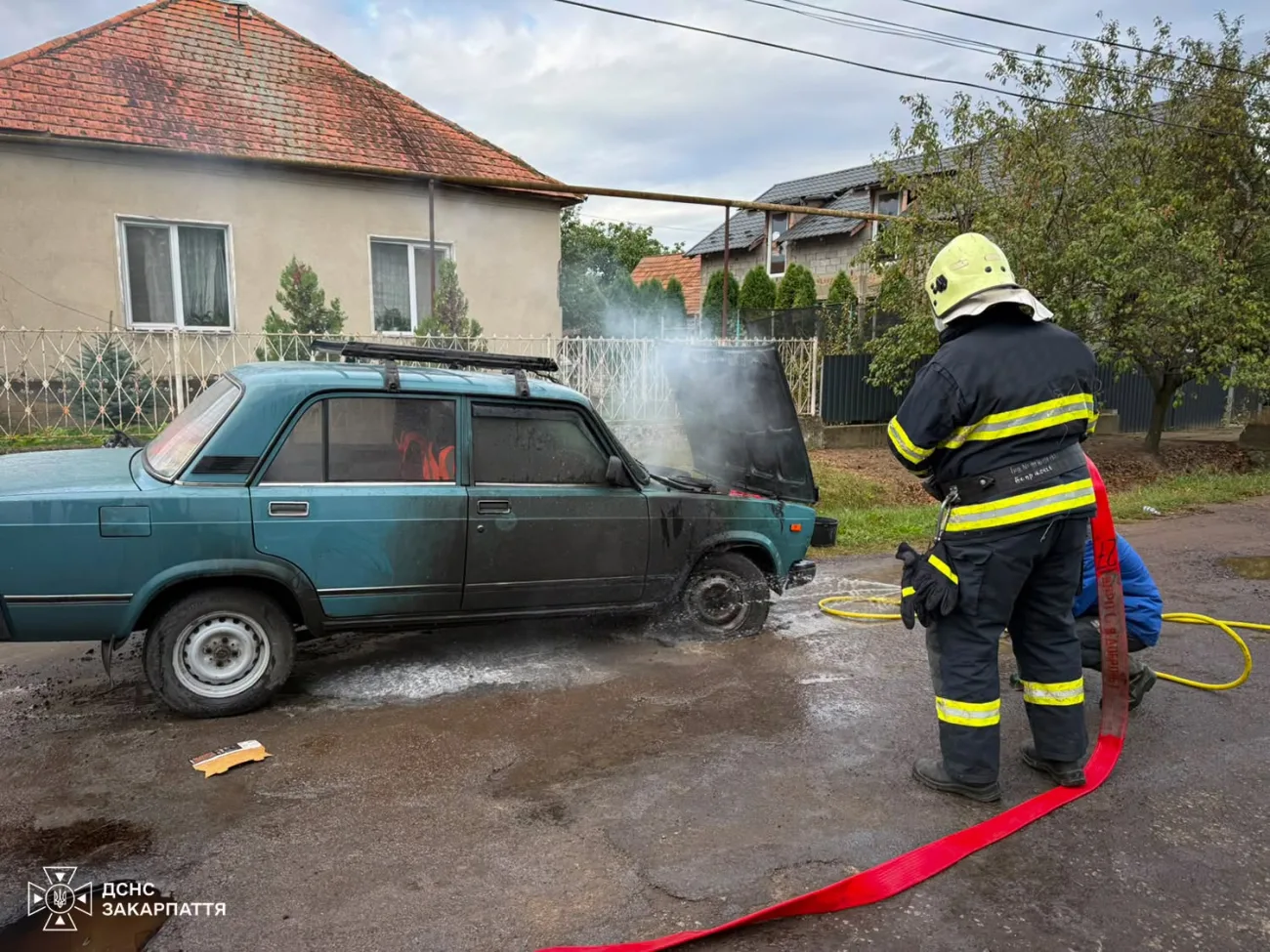На Ужгородщині загорівся ВАЗ: рятувальники не допустили знищення автомобіля