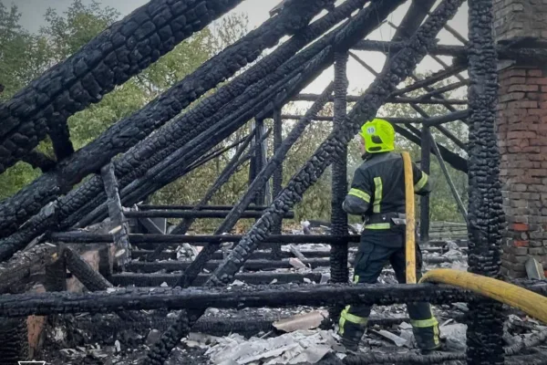 Вогонь охопив 70 квадратних метрів: на Тячівщині горів житловий будинок