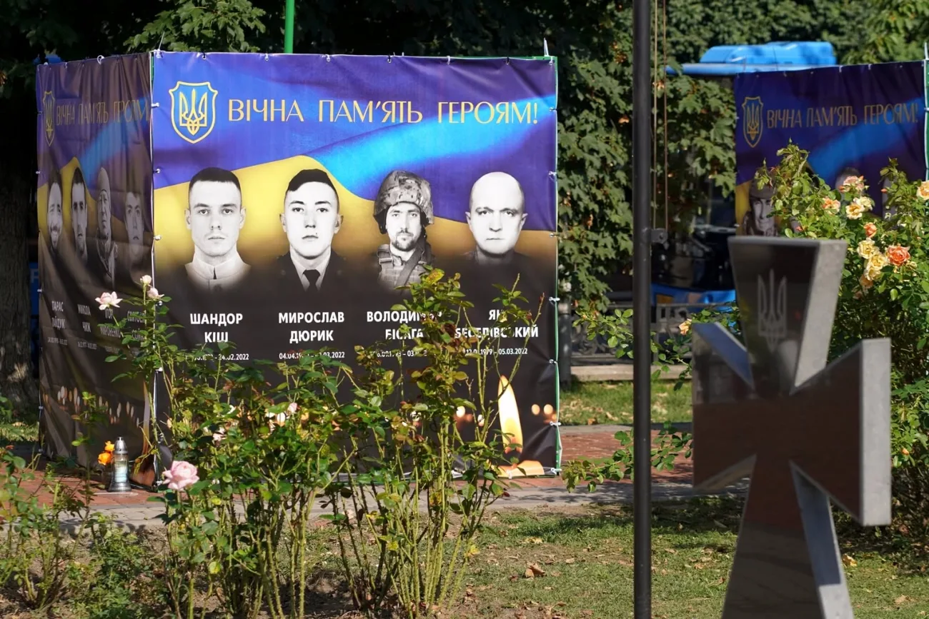 Поліція встановила причину пошкодження банерів на площі Петефі в Ужгороді
