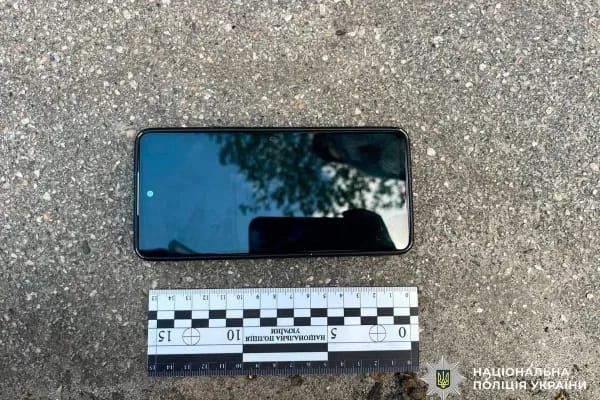 Серійний злодій у Києві: чоловік крав телефони з авто, кафе та переходу