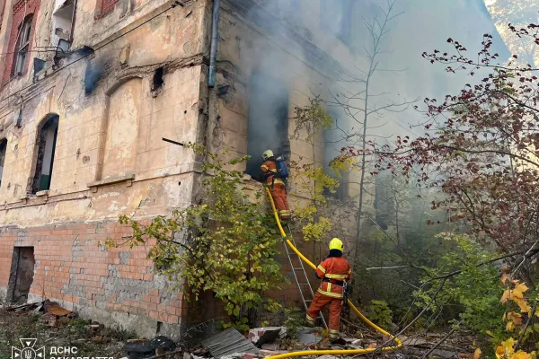 На вулиці Миру в Мукачеві сталася пожежа в закинутій будівлі: вогонь охопив 100 кв. м