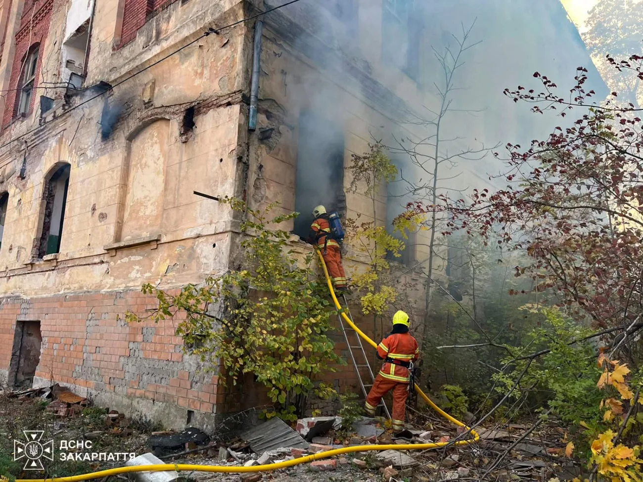 На вулиці Миру в Мукачеві сталася пожежа в закинутій будівлі: вогонь охопив 100 кв. м